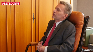 Шаловливая студентка в чулках сосет декану и ебется в жопу