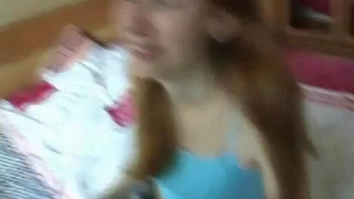 Худая рыжая школьница
