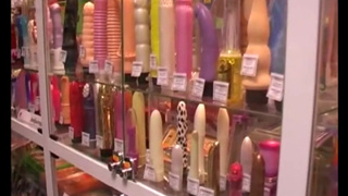 Три девицы устроили групповой секс с продавцом магазина